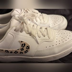 Women's size 9 Nike cheetah court vision white sneaker very good condition